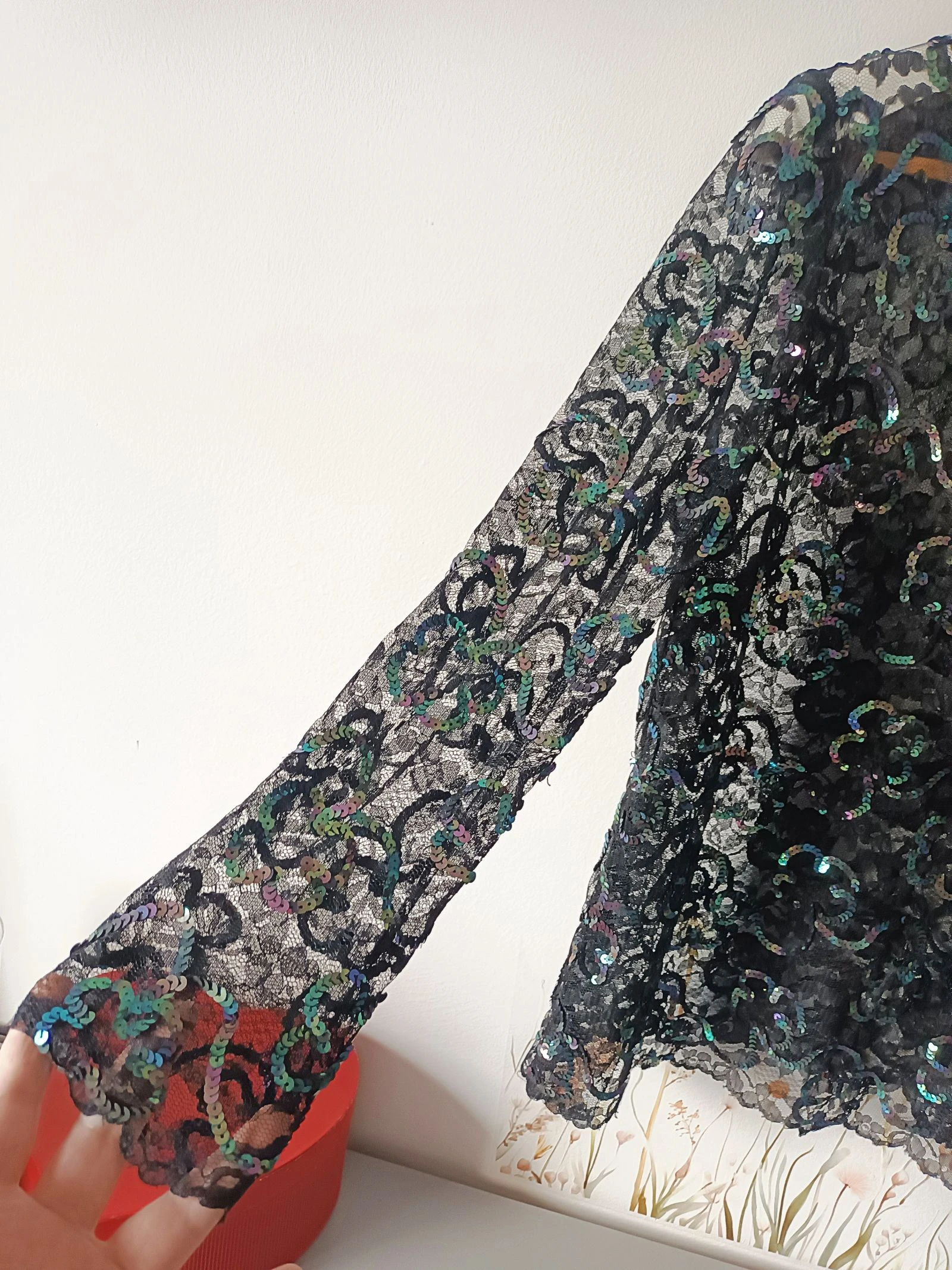 Zwarte kanten blouse met holografische pailletten iriserend – photo 3